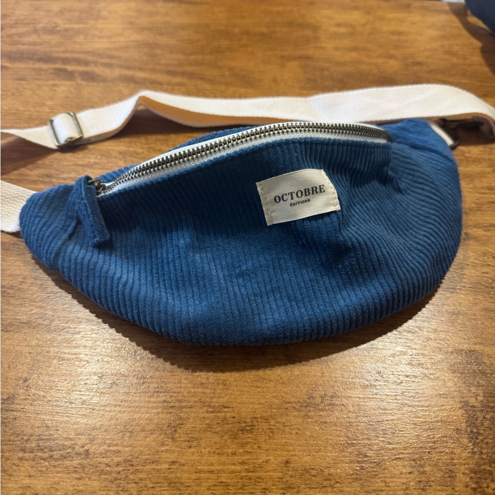 Octobre Editions Crossbody in blue velvet